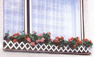 Zahrádka okenní BÍLÁ 70-80cm, plast