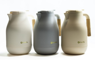 Termokonvice 1,5L PASTEL, dřevěná ručka, sklo/plast (barvy: bílá, béžová, šedá)